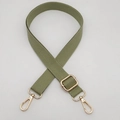 Detalle de correa de lona verde militar ajustable con cierres de mosquetón dorados - Verde Matcha