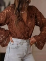 Dettaglio di camicia in pizzo floreale traforato marrone con bottoni frontali - S / Marrone
