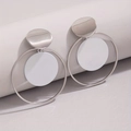 Pendientes geométricos plateados con disco blanco en un conjunto minimalista de dos piezas - Plata