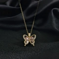 Gros plan du collier papillon doré avec pierres roses sur fond de soie noire - Papillon évidé multicolore (A1)