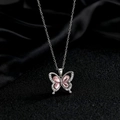 Détail du pendentif papillon argenté orné de zircons roses et de cristaux blancs - Papillon en zircon blanc pavé (B1)