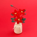 Handgefertigte rote Häkel-Tulpen im weißen Stricktopf als Deko-Tischpflanze - Rote Waldrebe (Beige Vase)