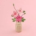 Handgehäkelte rosa Blumen im beige gestrickten Blumentopf mit kleiner Schleife - Verlauf Rosa Waldrebe (Beige Vase)