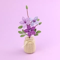 Handgefertigter Häkel-Blumentopf mit lila Tulpen in einer beigefarbenen Basis - Verlauf Lila Waldrebe (Beige Vase)