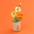 Handgefertigtes Häkel-Tulpen-Arrangement in beigem Stricktopf mit Schleife - Verlauf Gelber Mohn (Beige Vase)