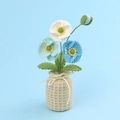 Handgefertigte gehäkelte Tulpen im Topf in Blau und Weiß als Tischdekoration - Verlauf Blauer Mohn (Beige Vase)