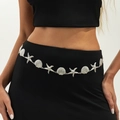 Cadena de cintura plateada hip-hop con conchas y estrellas de mar sobre ropa negra - Estilo Marino Estrella de Mar(02081) / Plateado