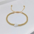 Bracelet minimaliste en perles dorées avec pendentif cœur en nacre et cordon ajustable - Style Cœur (JSS220004C)