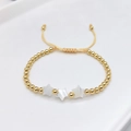 Détail du bracelet réglable avec perles dorées et breloques étoiles en nacre blanche - Style Étoile (JSS220004B)