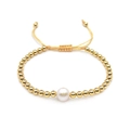 Détail du bracelet perlé doré avec perle blanche centrale et cordon tissé ajustable - Style de Perle (JSS220004D)