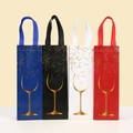 Lot de quatre sacs cadeaux pour vin en non-tissé rouge, bleu, noir, blanc avec motif doré - Multicolore