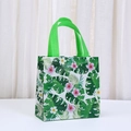 Hawaiian non-woven gift bag with tropical monstera leaves and hibiscus floral print - Tropical Green Leaf Hibiscus Pattern (9042-5) / 20x20x9cm