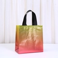 Kleurrijke non-woven cadeautas met kleurverloop en stevige zwarte handvaten voor feest - Geel Rood Gradiënt Stijl (5804-2) / 23*22*11