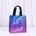 Herbruikbare non-woven cadeauzak met blauw-paars metallic kleurverloop en zwarte hengsels - Blauw Paars Gradiënt Stijl (5804-3) / 23*22*11