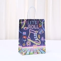 Sacchetto regalo retrò con pattini a rotelle, icone neon e manici bianchi su viola - Viola Let's Roll Pattini Neon (540-6) / 21*15*8cm
