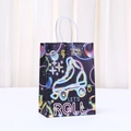 Sacchetto regalo con pattini a rotelle neon, scritta LET'S ROLL e manici bianchi - Nero Spazio Stile Let's Roll (540-3) / 21*15*8cm