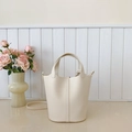 Borsa a secchiello in pelle bianca con motivo litchi, doppi manici e tracolla rimovibile - Bianco