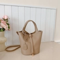 Elegante borsa a secchiello kaki in pelle con motivo litchi, manico e tracolla regolabile - Cachi