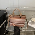 Handgefertigte gestreifte Stroh-Eimertasche mit elegantem Knotengriff und Gurt - Khaki