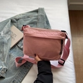 Bolso bandolera rosa informal con cremallera negra, correa ajustable y dije trébol - Rosa