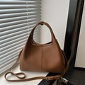 Sac à main marron en cuir grainé avec bandoulière réglable et détails dorés - Marron