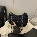 Bolso de hombro romántico con flores 3D negras, cadena plateada y tejido de encaje - Negro