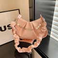 Borsa sottobraccio rosa arricciata con catena floreale di perle e stile vintage - Rosa