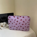 Violette Laptoptasche mit Kirschmuster und Doppelreißverschluss auf weißem Tisch - Lila