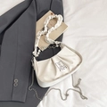 Sac à bandoulière froncé blanc en similicuir avec perles élégantes et détails dorés - Blanc