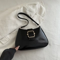 Borsa sottobraccio minimalista in ecopelle nera lucida con vistosa fibbia quadrata dorata - Nero