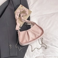 Sac à main en satin plissé rose avec perles et bandoulière chaîne amovible - Rose