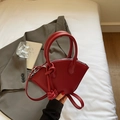 Elegante borsa a mano rossa vintage a forma di ventaglio con un dettaglio a nodo - Rosso