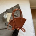Borsa a mano vintage marrone a ventaglio con dettaglio in pelle annodata - Marrone