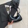 Schicke schwarze Halbmond-Tasche aus Faltenlackleder mit verstellbarem Gurt - Schwarz