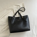 Bolso tote clásico de cuero negro con hebilla dorada y placa de diseño de moda - Negro