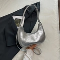 Metallisch silberne Halbmondtasche mit Faltenstruktur und schickem Schultergurt - Silber