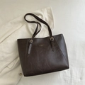 Bolso tote marrón café oscuro en piel sintética vintage con hebillas doradas - Marrón