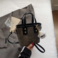 Sac seau en toile taupe avec garniture en cuir noir et breloque en peluche - Noir Avec Pendentif