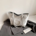 Borsa tote grigio chiaro con stampe floreali e borchie su una giacca scura - Argento