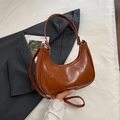 Braune Halbmond-Schultertasche mit glänzender Knitteroptik und schickem Riemen - Braun