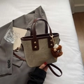 Sac fourre-tout en toile kaki et cuir marron avec un petit charme de monstre en peluche - Beige Avec Pendentif
