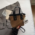 Sac seau en toile marron avec bordure noire et breloque peluche pour un style d'été - Kaki Avec Pendentif