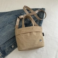 Bolso bandolera de tela plisada beige para niños con correa de nailon ajustable - Caqui