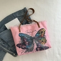 Rosafarbene Canvas-Umhängetasche mit Schmetterlingsdruck und braunen Lederriemen - Rosa