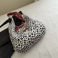 Shopper mit Leopardenmuster, rosa Schleife und Lederetikett für den Alltag - Schwarz