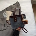 Sac seau en denim bleu avec garniture en cuir marron et breloque ours mignon - Bleu avec pendentif