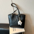 Sac fourre-tout en cuir noir avec gaufrage floral, sangle réglable et pompon blanc - Noir Avec Pendentif
