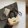 Beige Shopper-Tasche in Stroh-Optik mit schwarzen Ledergriffen und Fashion-Logo - Schwarz