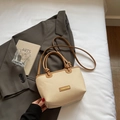 Beigefarbene gewebte Beuteltasche mit braunen Ledergriffen und Schultergurt - Khaki
