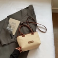 Schicke Canvas-Beuteltasche in Beige mit braunem Lederbesatz und Schulterriemen - Braun